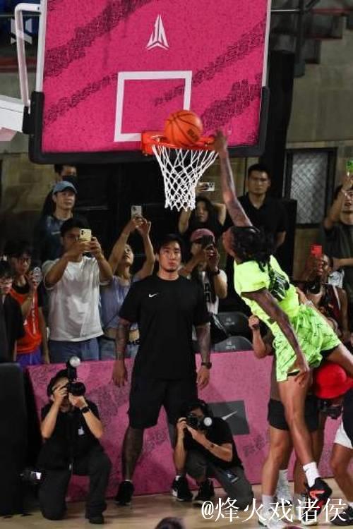 莫兰特转身摆脱防守上空篮打板过桥不沾框,随后无奈抱头 莫兰特转身摆脱防守上空篮打板过桥不沾框,随后无奈抱头