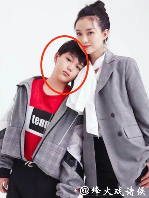 王艳罕见晒与继子亲密合照,兄弟相处融洽似同龄人 王艳罕见晒与继子亲密合照,兄弟相处融洽似同龄人